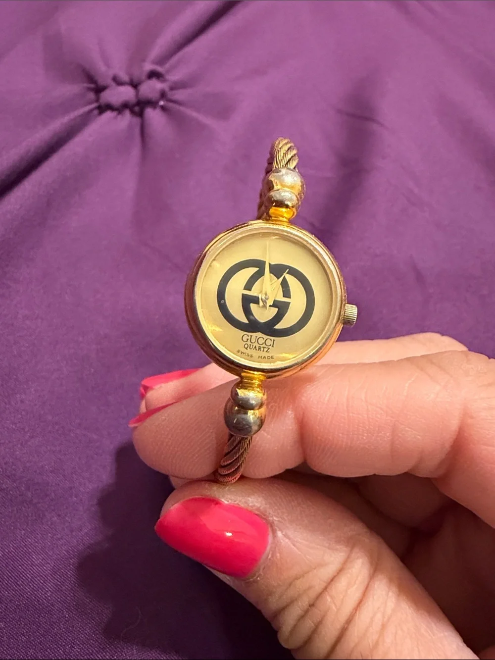 Gucci Gold-Tone Round Logo Bracelet Watch Black Double G 2047 L- New battery